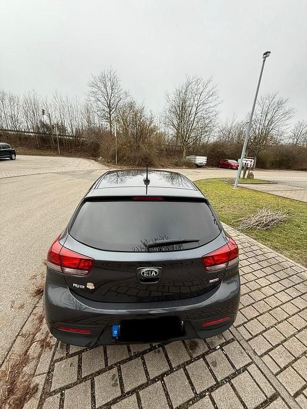 Gebraucht Kia Rio DREAM-TEAM Edition 101 PS (74 kW) 2017 Grau Limousine