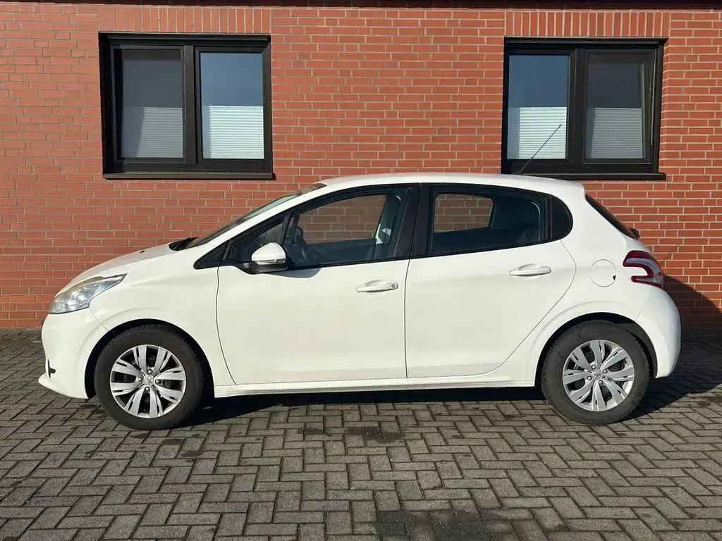 Gebraucht Peugeot 208 Active 82 PS (60 kW) 2015 Weiß Kleinwagen