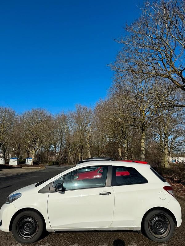 Gebraucht Toyota Yaris 69 PS (50 kW) 2012 Weiß Kleinwagen