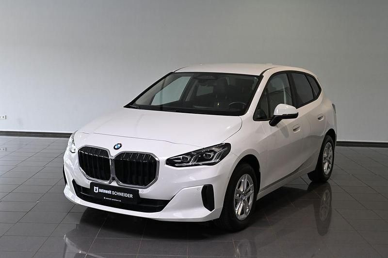 Weiß Gebraucht 2023 BMW 218 Active Tourer Sport Line Van / Kleinbus | 26.950 € (Superpreis) - Bild 1/4