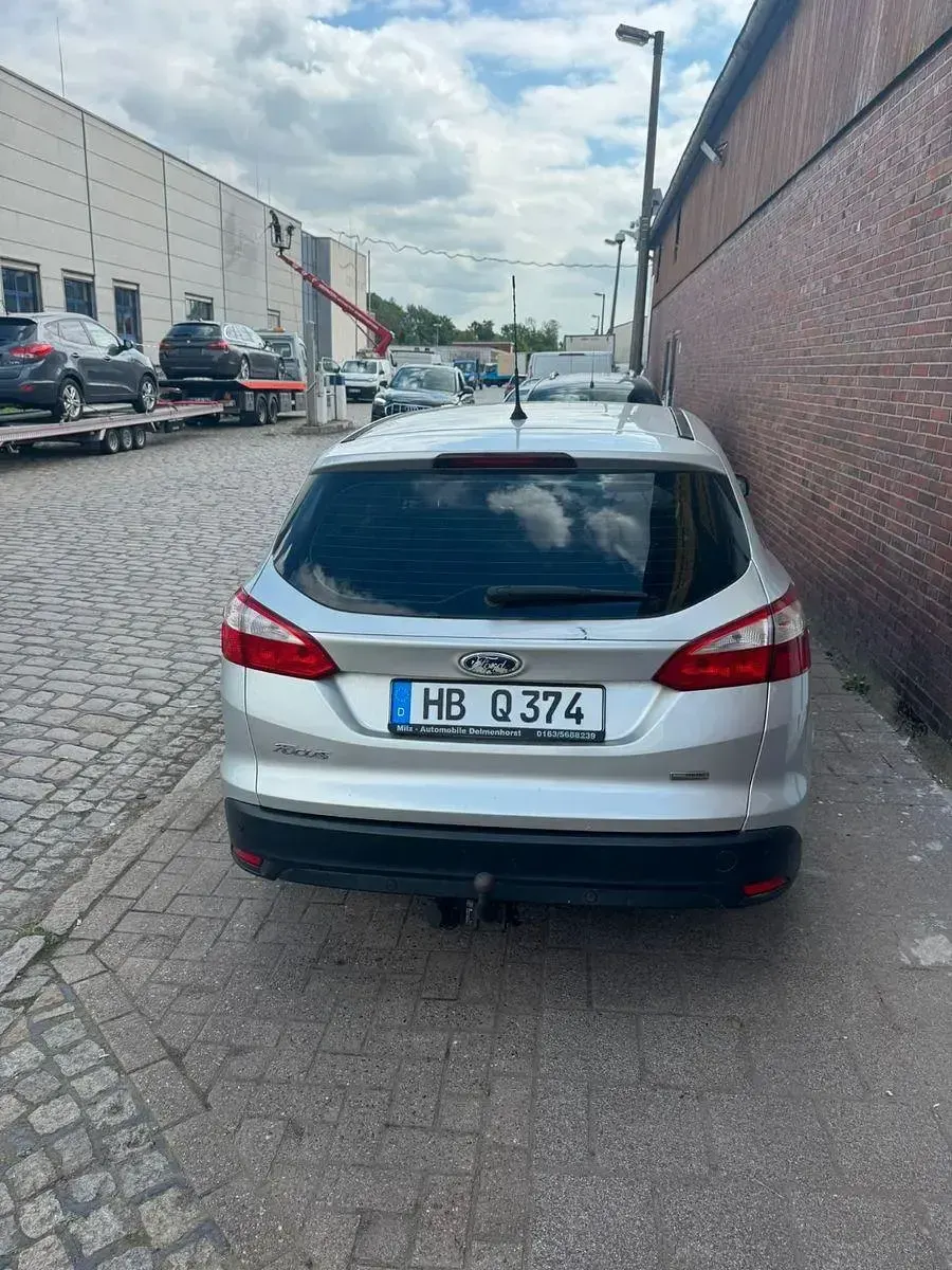 Gebraucht Ford Focus 95 PS (69 kW) 2012 Grau Kombi
