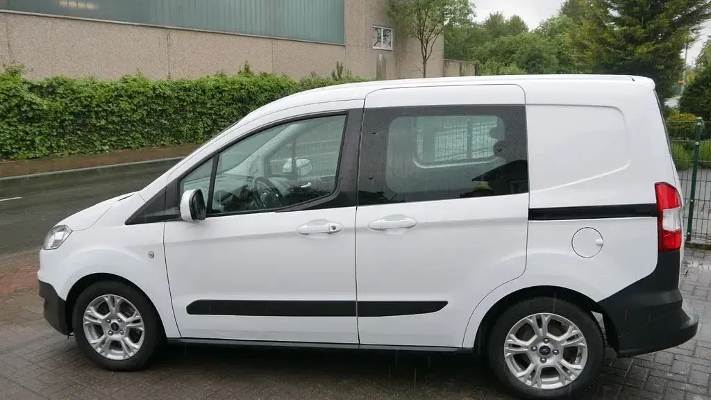 Gebraucht Ford Tourneo Courier 101 PS (74 kW) 2018 Weiß Van / Kleinbus