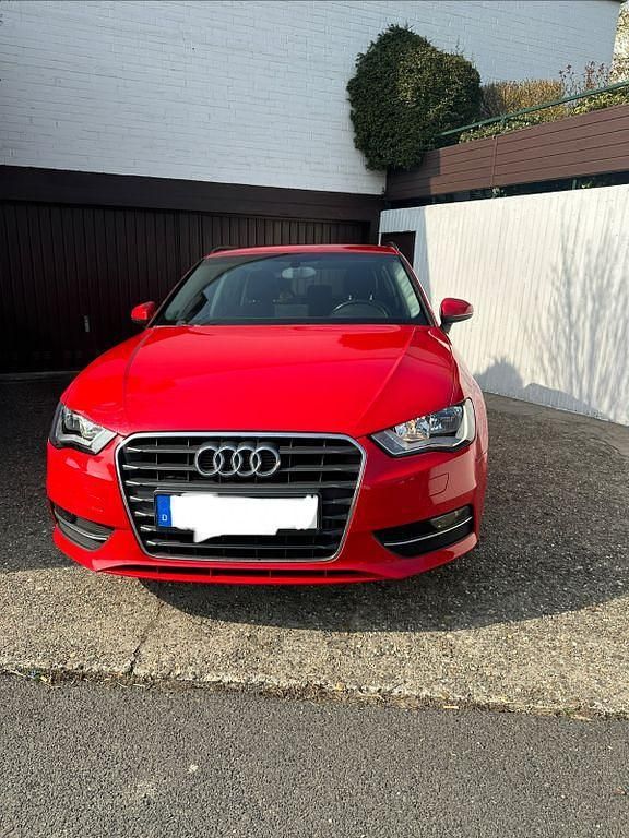 Gebraucht Audi A3 Ambiente 125 PS (91 kW) 2013 Rot Limousine