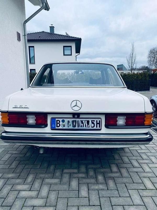 Gebraucht Mercedes 250 129 PS (94 kW) 1978 Weiß Limousine