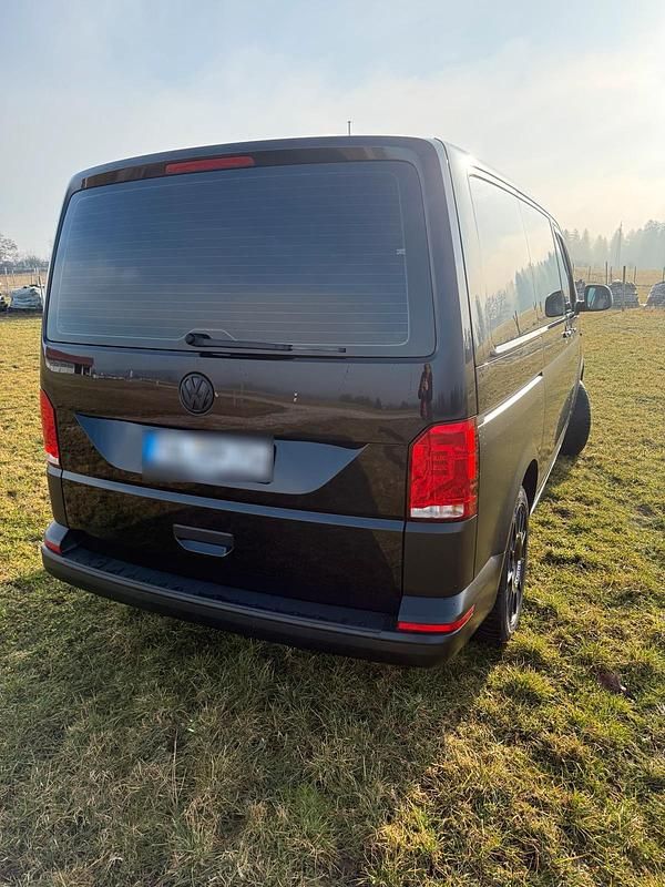 Gebraucht VW Multivan Trendline 150 PS (110 kW) 2021 Schwarz Van