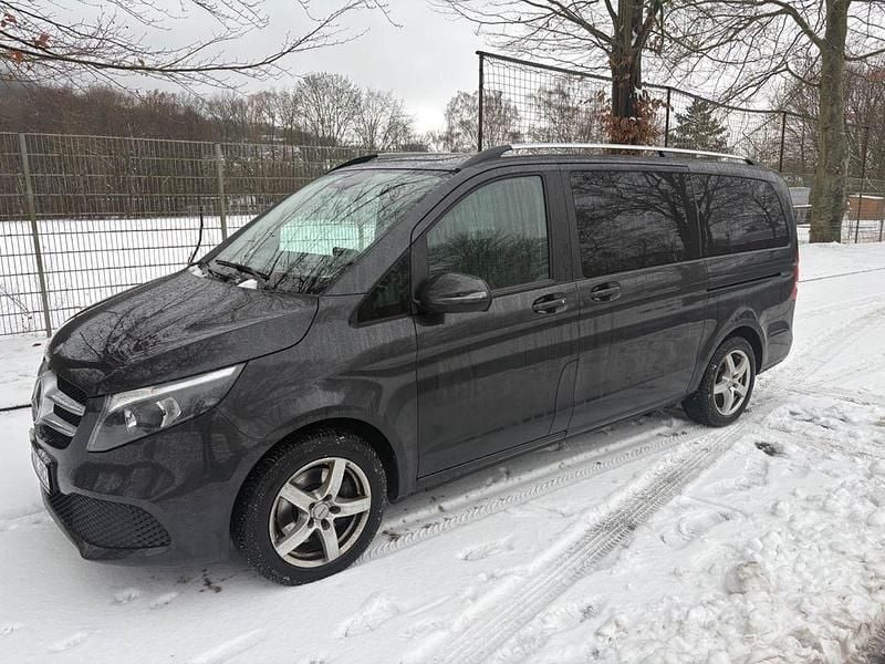 Grau Gebraucht 2021 Mercedes V250 Edition Van / Kleinbus | 43.800 € (Guter Preis) - Bild 1/4