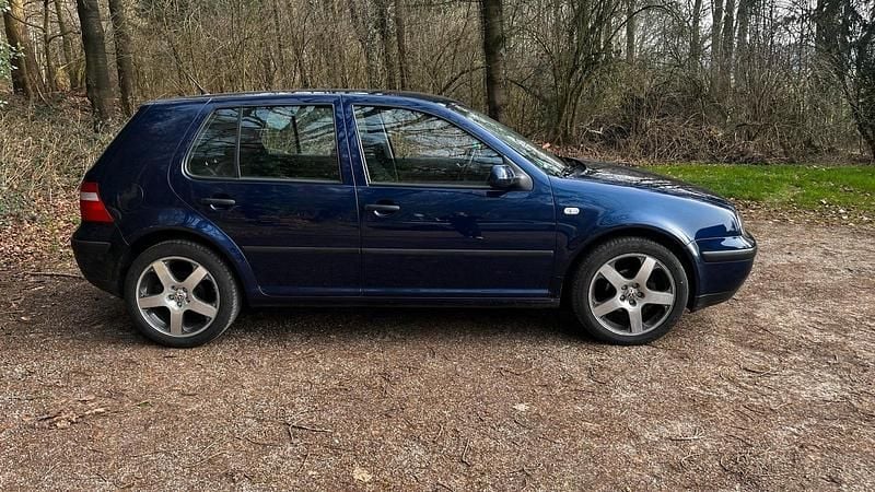 Second-hand VW Golf IV 75 CP (55 kW) 2002 Albastru Berlinǎ