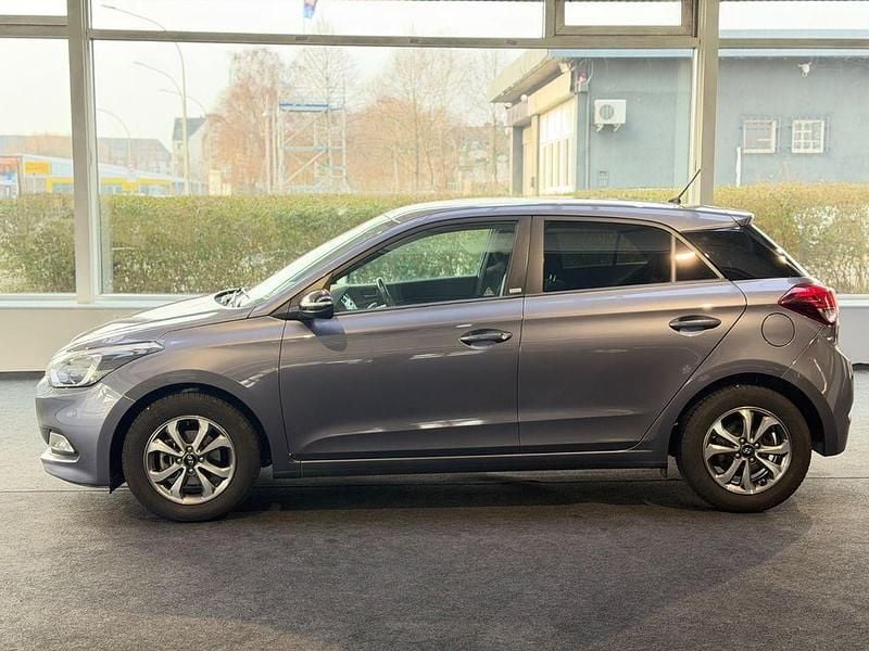 Gebraucht Hyundai i20 Passion 84 PS (61 kW) 2018 Star dust / met Limousine