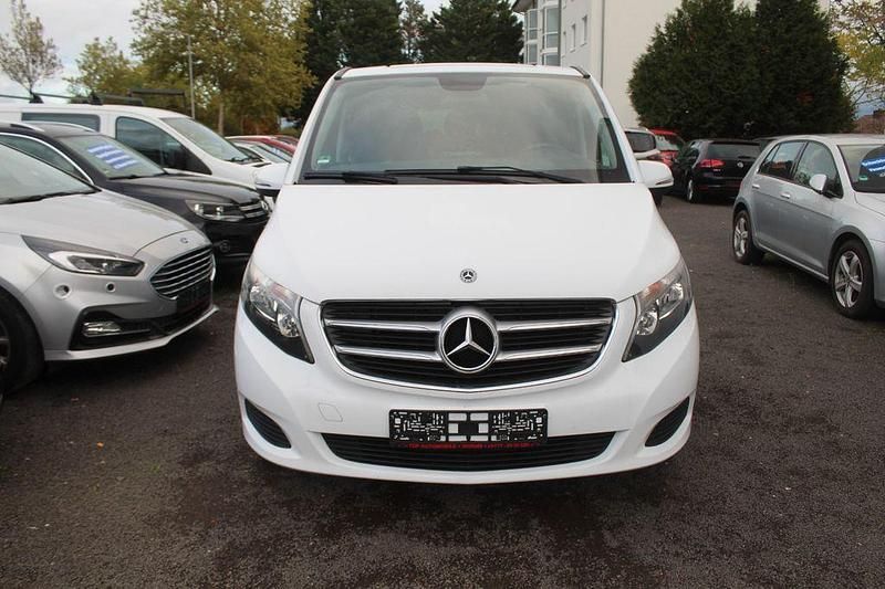 Weiß Gebraucht 2019 Mercedes V200 Van / Kleinbus | 26.900 € (Guter Preis) - Bild 1/2