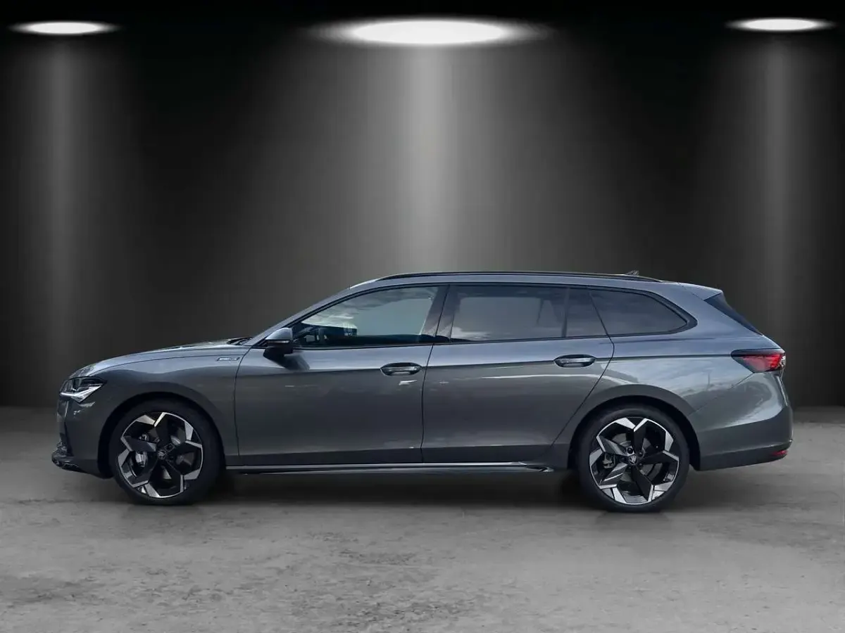 Neu Skoda Superb SportLine 204 PS (150 kW) 2025 Grau Kombi
