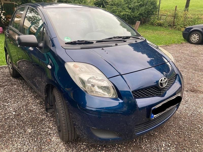 Blau Gebraucht 2009 Toyota Yaris Cool Limousine | 3.500 € (Fairer Preis) - Bild 1/3