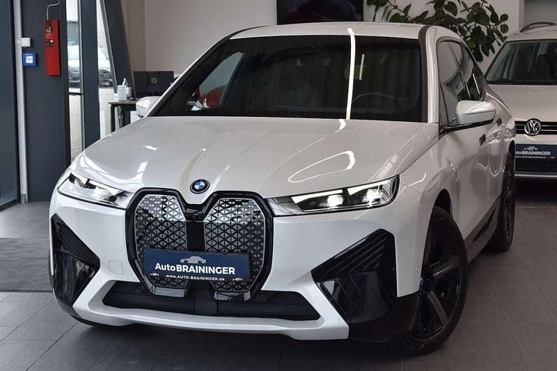 Mineralweiss Gebraucht 2022 BMW iX Sport Line SUV | 41.800 € (Guter Preis) - Bild 1/4
