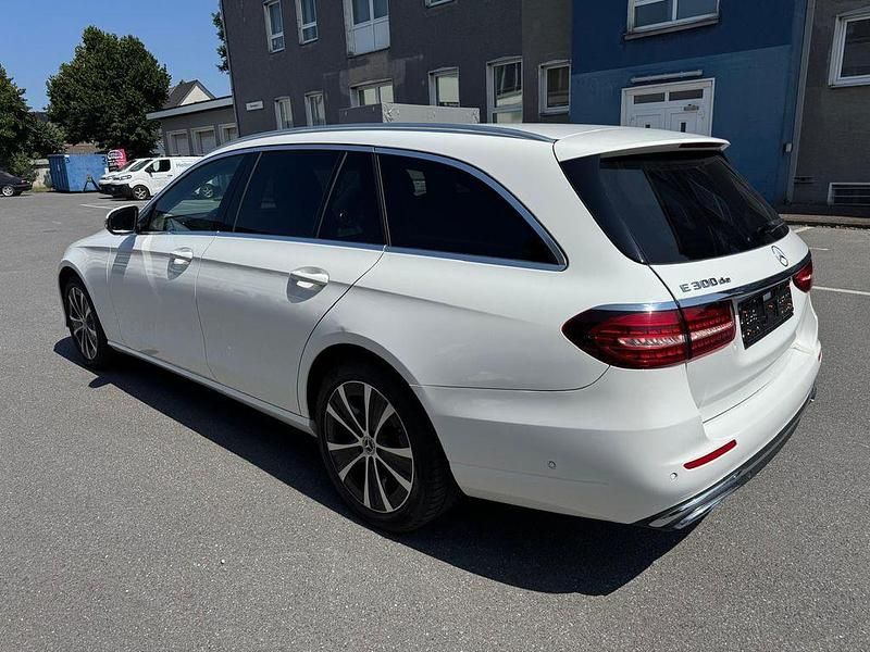 Gebraucht Mercedes E300 194 PS (142 kW) 2022 Weiß Limousine