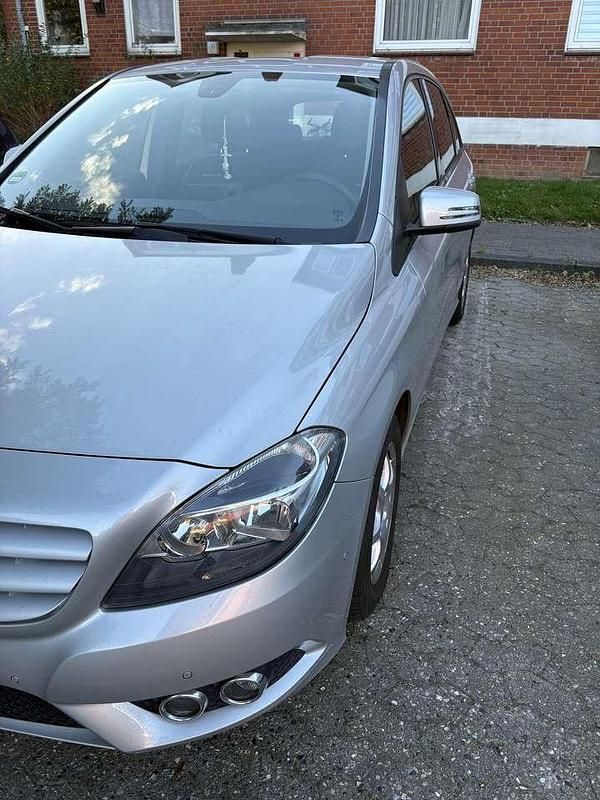 Grau Gebraucht 2014 Mercedes B180 Van / Kleinbus | 12.900 € (Fairer Preis) - Bild 1/4