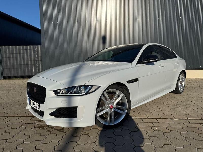 Weiß Gebraucht 2017 Jaguar XE R-Sport Limousine | 16.990 € (Fairer Preis) - Bild 1/4