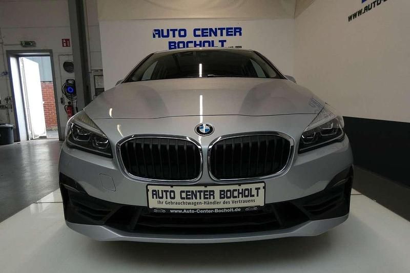 Silber Gebraucht 2021 BMW 220 Van / Kleinbus | 21.500 € (Superpreis) - Bild 1/4