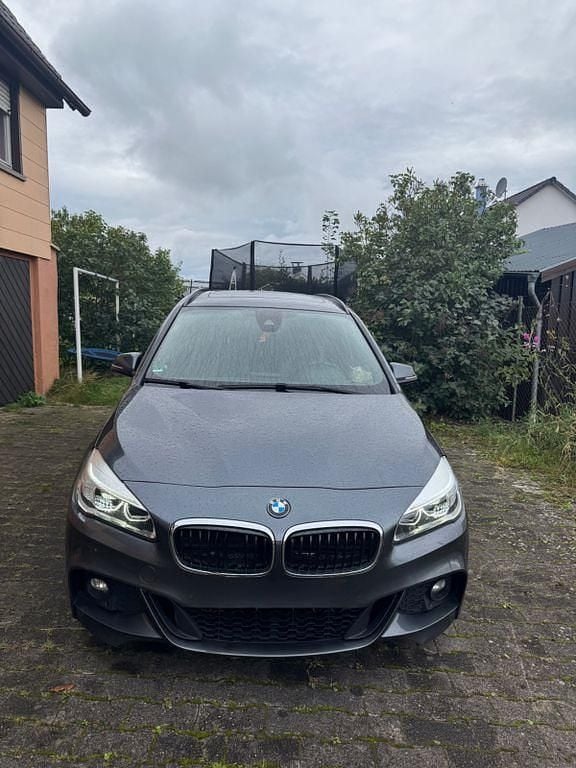 Grau Gebraucht 2016 BMW 220 Gran Tourer M Sport Van / Kleinbus | 12.900 € (Superpreis) - Bild 1/4