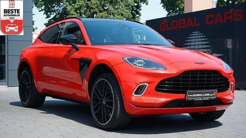 Rot metallic Gebraucht 2021 Aston Martin DBX SUV | 114.885 € (Superpreis) - Bild 1/4