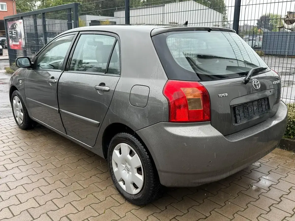Używany Toyota Corolla 97 KM (71 kW) 2003 Szary Sedan/Limuzyna
