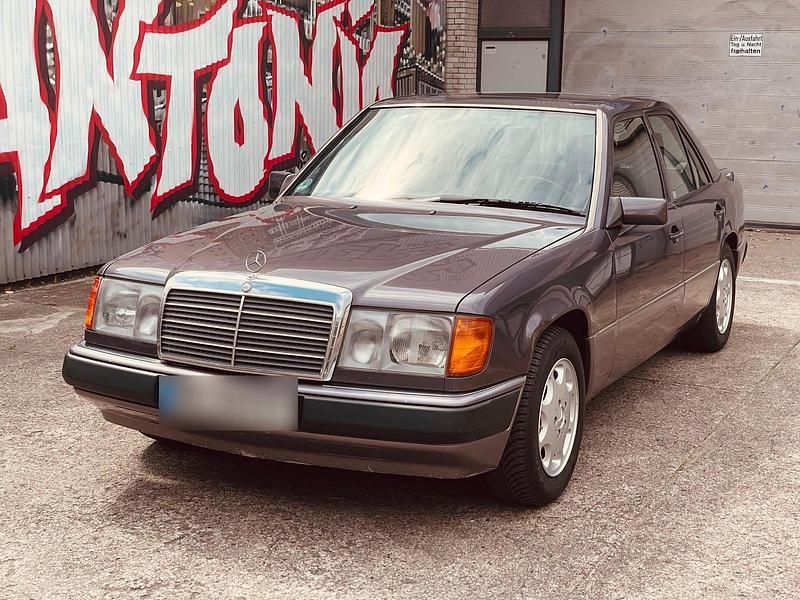 Gebraucht Mercedes E230 132 PS (97 kW) 1992 Violet Limousine
