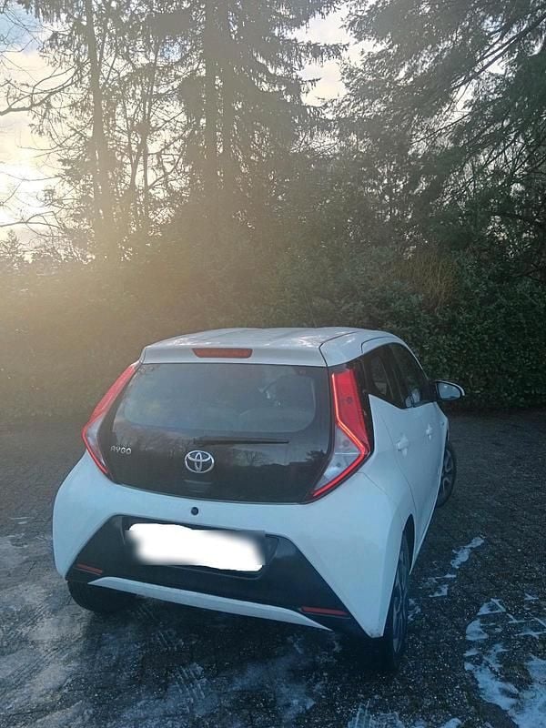 Weiß Gebraucht 2021 Toyota Aygo Edition Kleinwagen | 10.000 € (Guter Preis) - Bild 1/4