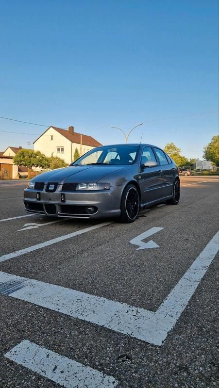 Grau Gebraucht 2005 Seat Leon Limousine | 2.999 € (Teuer) - Bild 1/4
