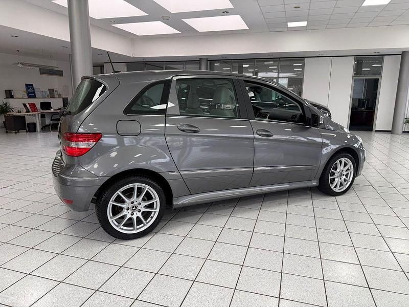 Gebraucht Mercedes B200 136 PS (100 kW) 2011 Grau Van / Kleinbus