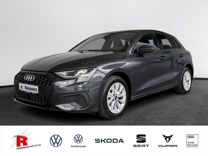 Grau Gebraucht 2022 Audi A3 Sportback e-tron Basis Kleinwagen | 23.902 € (Fairer Preis) - Bild 1/4