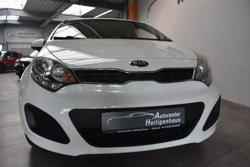 Weiß Gebraucht 2014 Kia Rio Edition 7 Kleinwagen | 5.780 € (Fairer Preis) - Bild 1/4