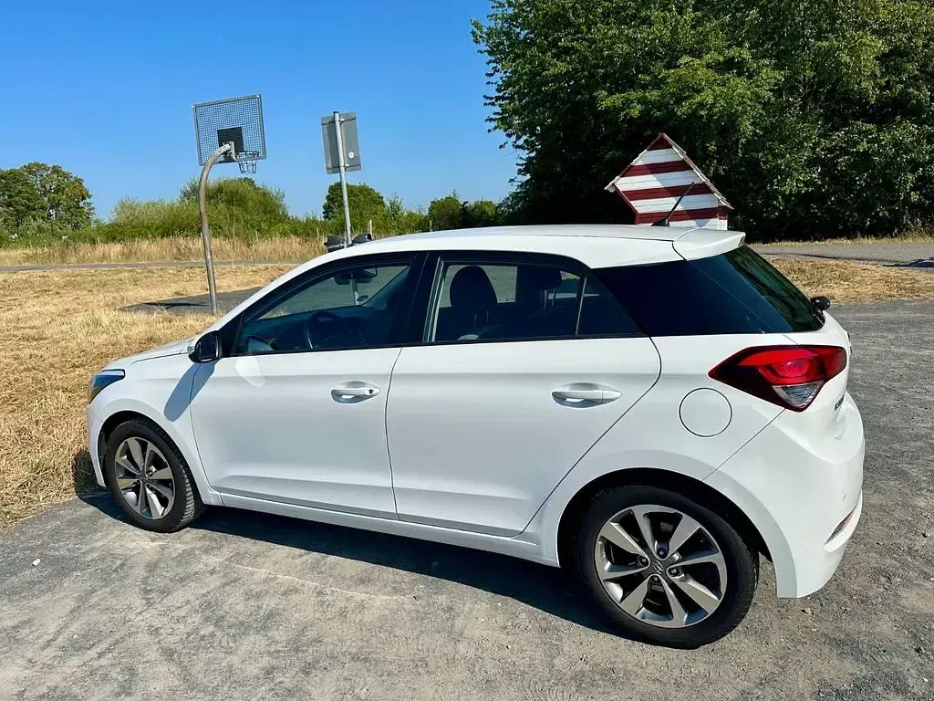 Gebraucht Hyundai i20 Trend 85 PS (62 kW) 2015 Weiß Limousine