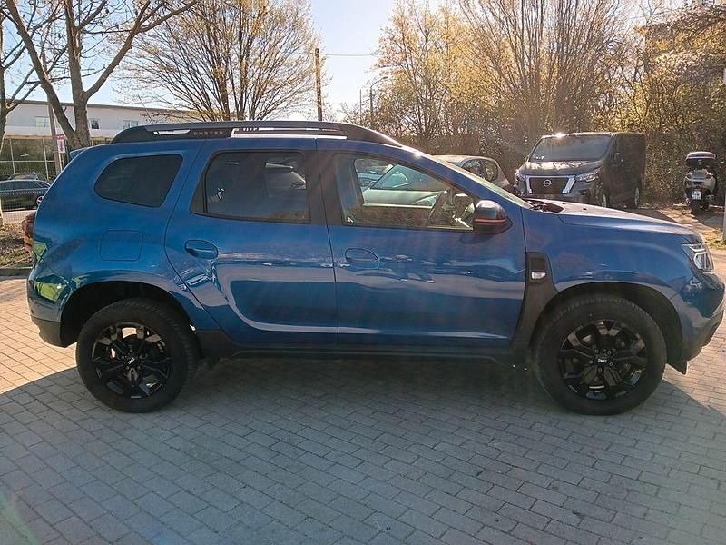Second-hand Dacia Duster Extreme 101 CP (74 kW) 2023 Albastru SUV