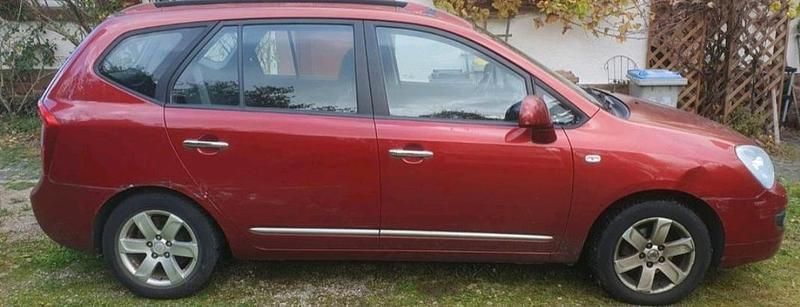 Gebraucht Kia Carens 140 PS (102 kW) 2009 Rot Van / Kleinbus