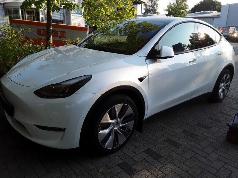 Weiß (metallic) Gebraucht 2022 Tesla Model Y Long Range SUV | 38.999 € (Fairer Preis) - Bild 1/4