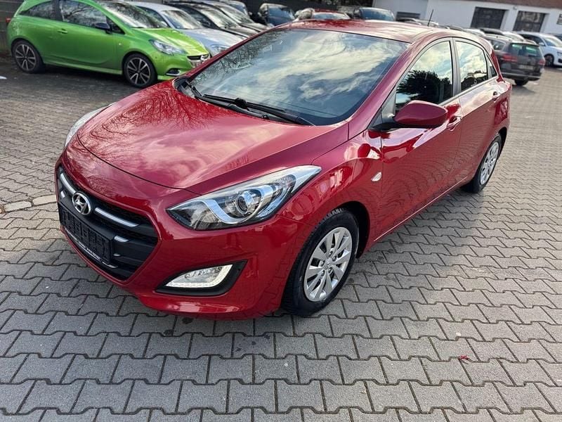 Gebraucht Hyundai i30 Classic 101 PS (74 kW) 2016 Rot Limousine