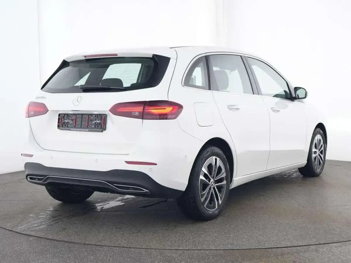 Gebraucht Mercedes B250 163 PS (119 kW) 2025 Unilack polarweiß Kleinwagen