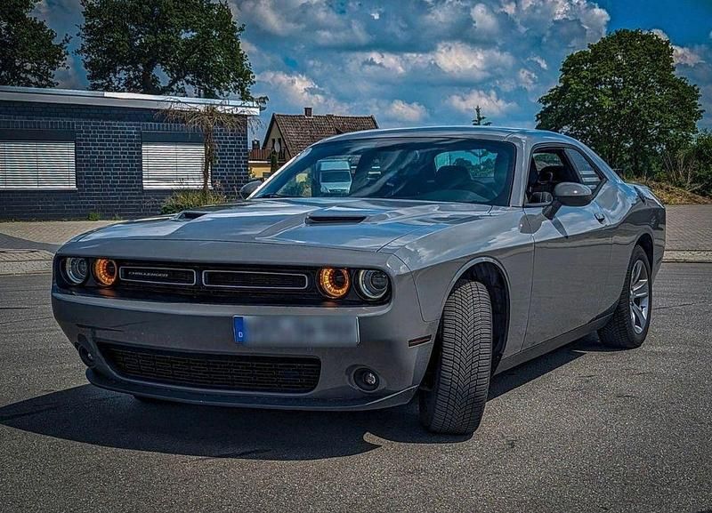 Grau Gebraucht 2020 Dodge Challenger SXT Coupé | 31.999 € (Etwas zu teuer) - Bild 1/4
