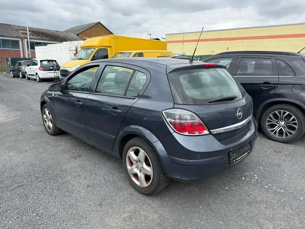 Gebraucht Opel Astra Edition 116 PS (85 kW) 2008 Blau Limousine