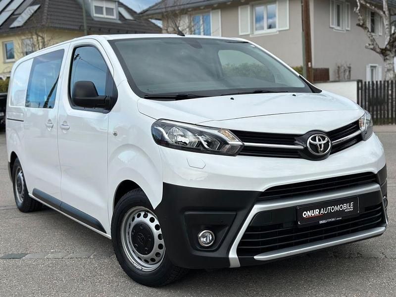 Schaumweiß Gebraucht 2019 Toyota Proace Van | 16.450 € (Fairer Preis) - Bild 1/4