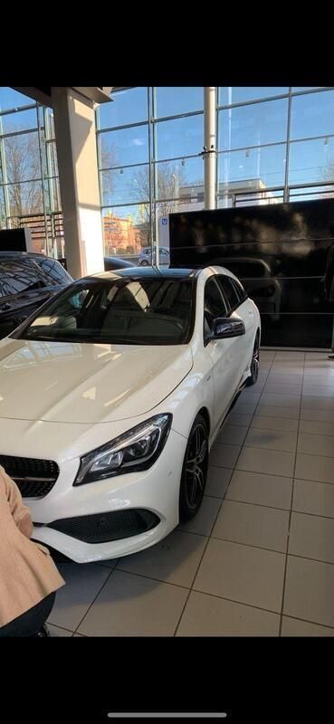 Weiß Gebraucht 2017 Mercedes 180 AMG Limousine | 18.400 € - Bild 1/4