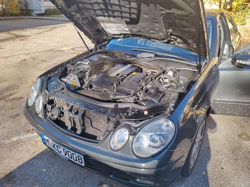 Grau Gebraucht 2005 Mercedes E200 Classic Limousine | 4.300 € (Superpreis) - Bild 1/4