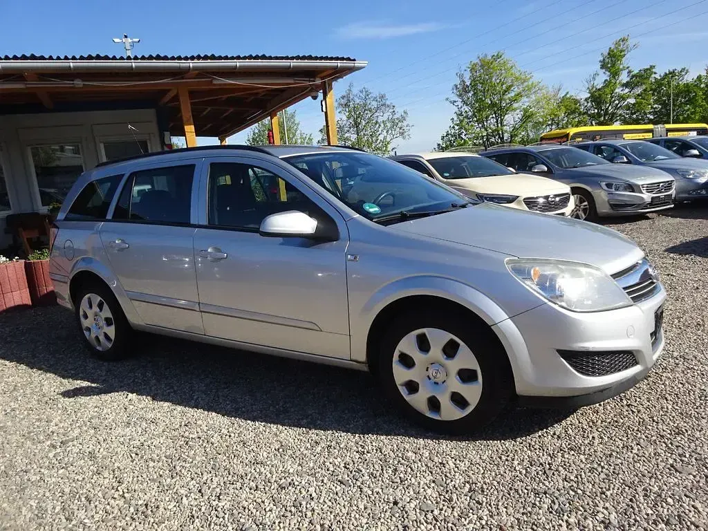 Używany Opel Astra Edition 110 KM (80 kW) 2008 Szary Sedan/Limuzyna