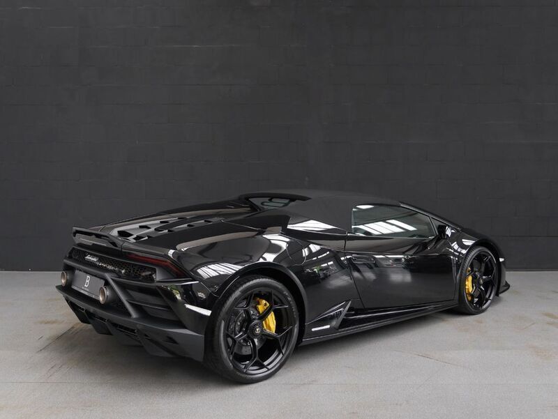 Usata Lamborghini Huracán 640 CV (470 kW) 2024 Nero Cabrio