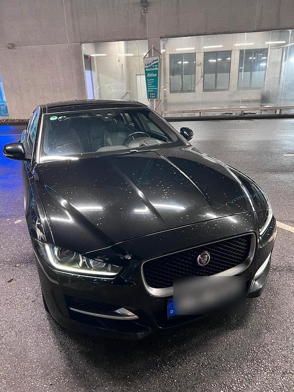 Schwarz Gebraucht 2017 Jaguar XE R-Sport Limousine | 11.999 € (Guter Preis) - Bild 1/4