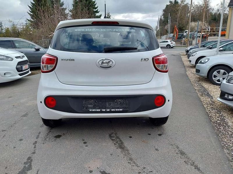 Gebraucht Hyundai i10 67 PS (49 kW) 2017 Polar white / sol Kleinwagen