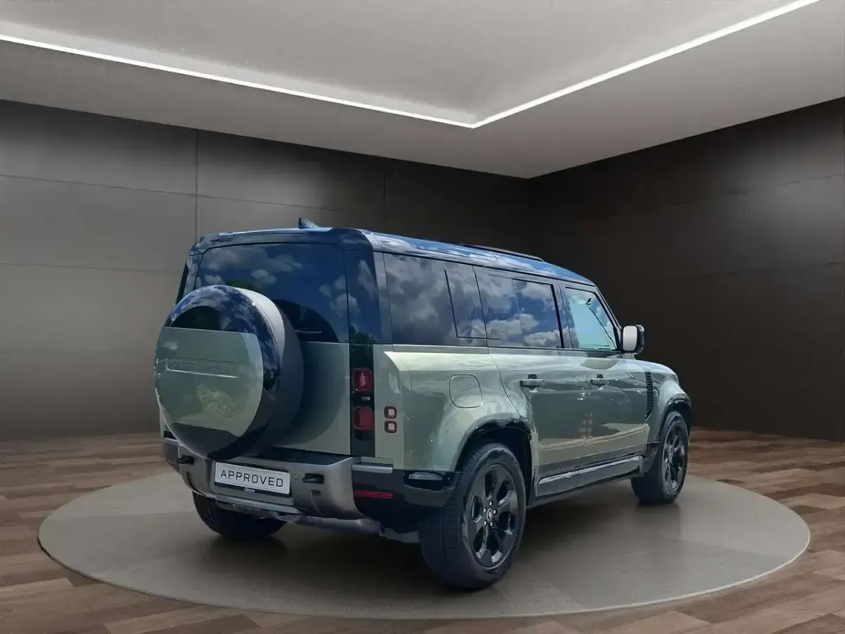 Gebraucht Land Rover Defender SE Dynamic 300 PS (220 kW) 2025 Pangea green SUV