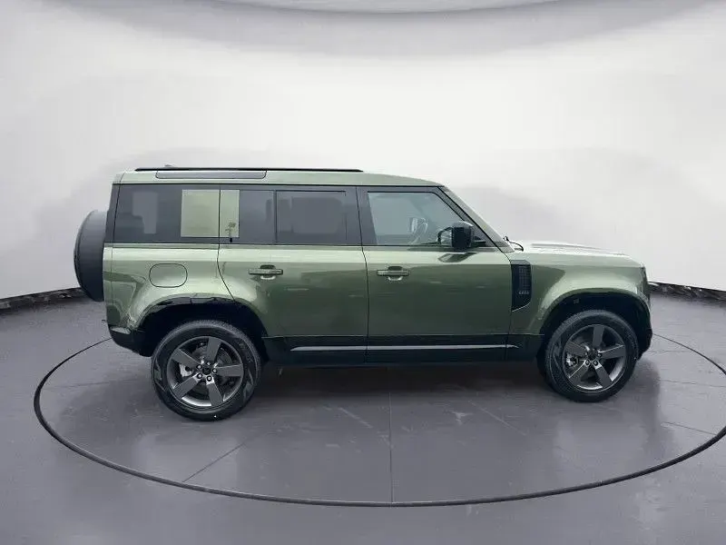 Gebraucht Land Rover Defender SE Dynamic 254 PS (186 kW) 2026 Grün SUV