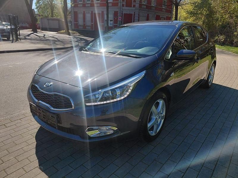 Gebraucht Kia Ceed DREAM-TEAM Edition 99 PS (72 kW) 2015 Grau Kleinwagen