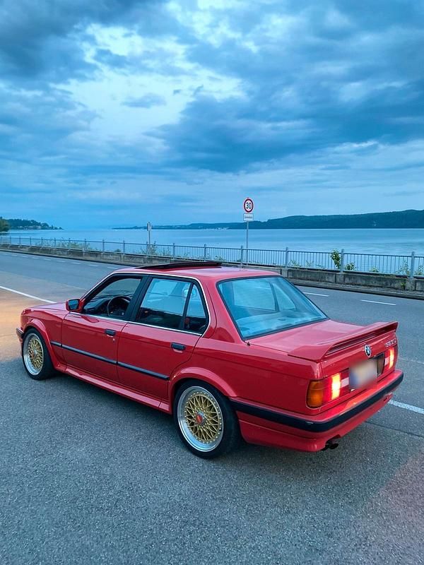 Używany BMW 325 170 KM (125 kW) 1991 Czerwony Sedan/Limuzyna