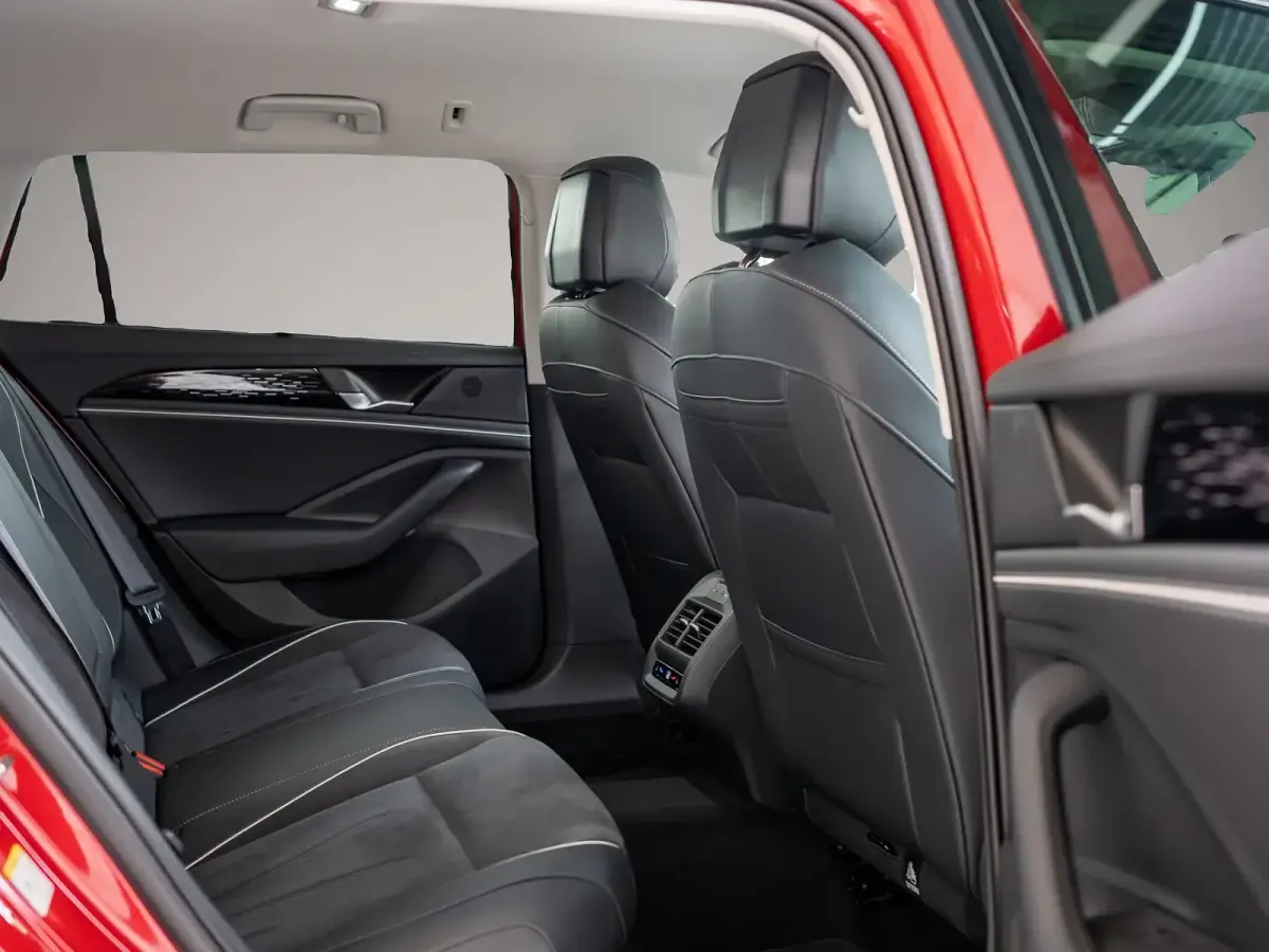 Gebraucht VW Passat 150 PS (110 kW) 2025 Rot Kombi