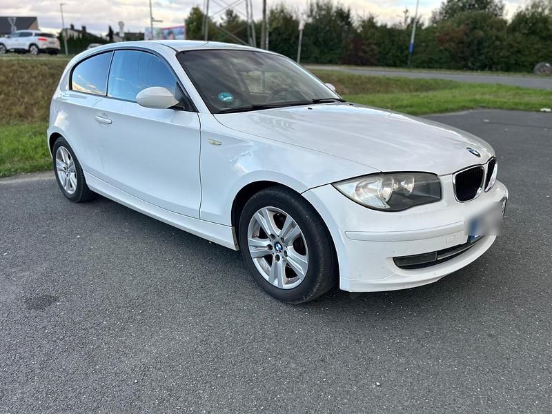 Weiß Gebraucht 2007 BMW 118 Coupé Coupé | 2.700 € (Fairer Preis) - Bild 1/4